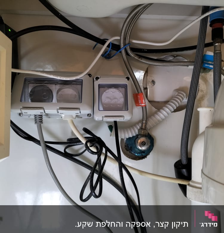 שקעים חשמליים עם כבלים מתחת לכיור